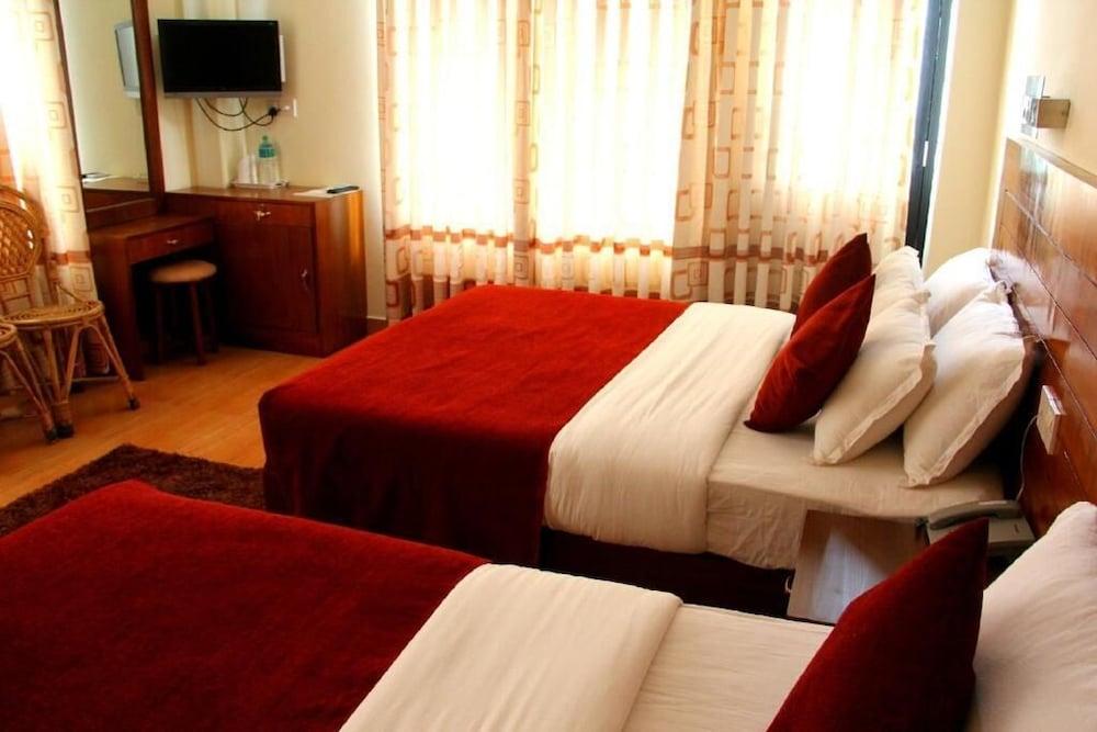 Hotel Tara Pokhara Esterno foto