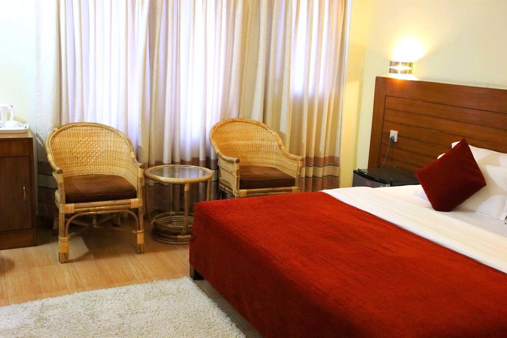 Hotel Tara Pokhara Esterno foto