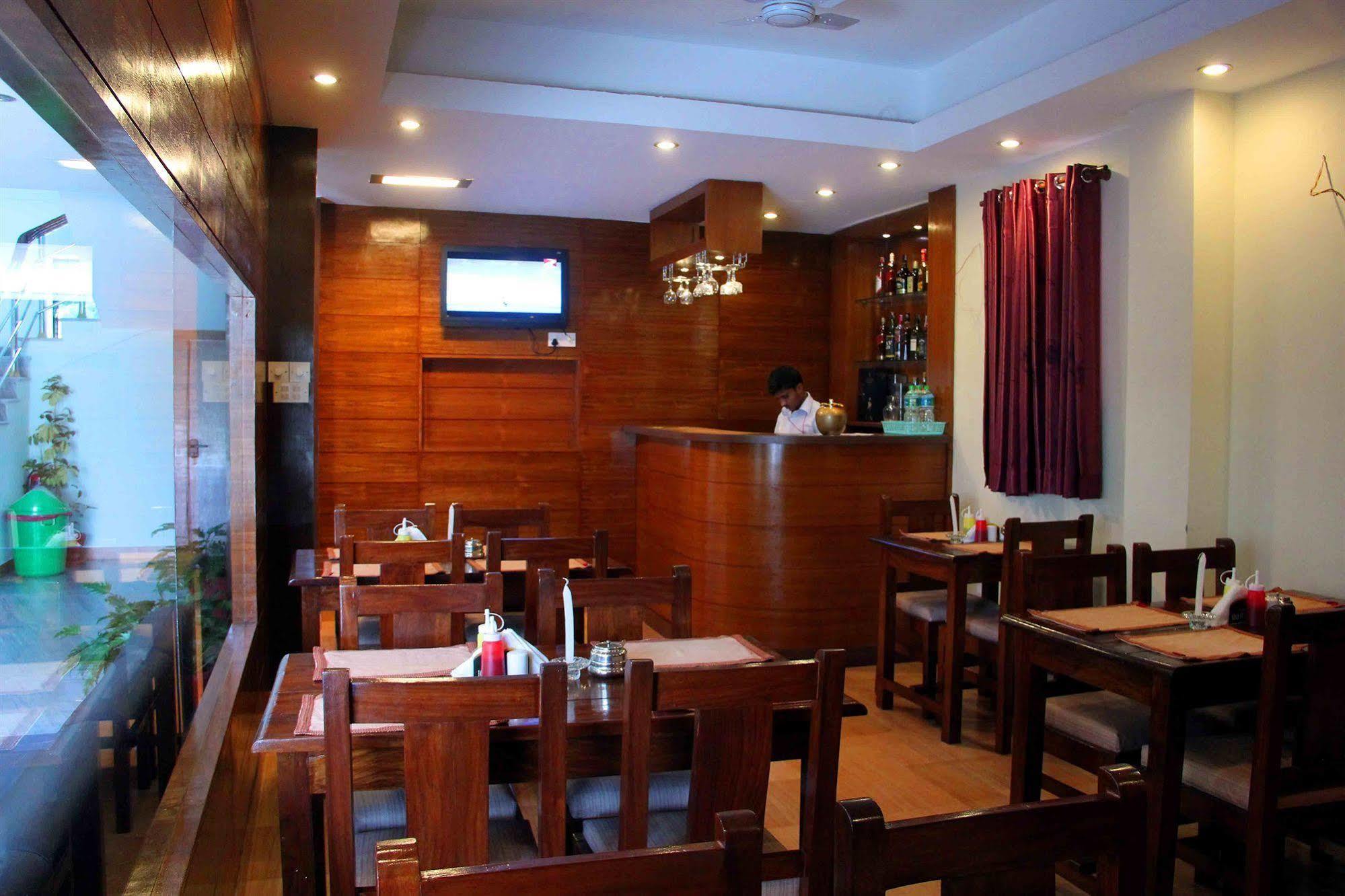 Hotel Tara Pokhara Esterno foto